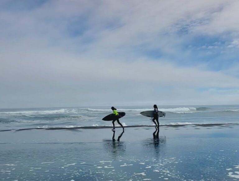 Surfgirls 768x584